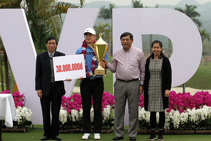 Kim Woo Jin nhận cúp và 30 triệu tiền thưởng