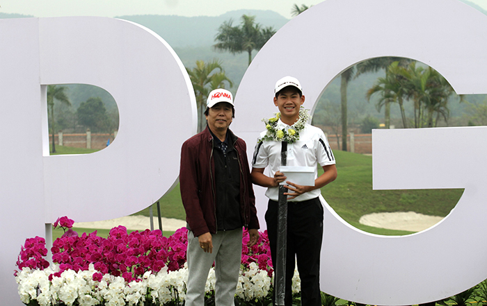 Đặng Quang Anh nhận giải golfer nghiệp dư xuât sắc nhất giải