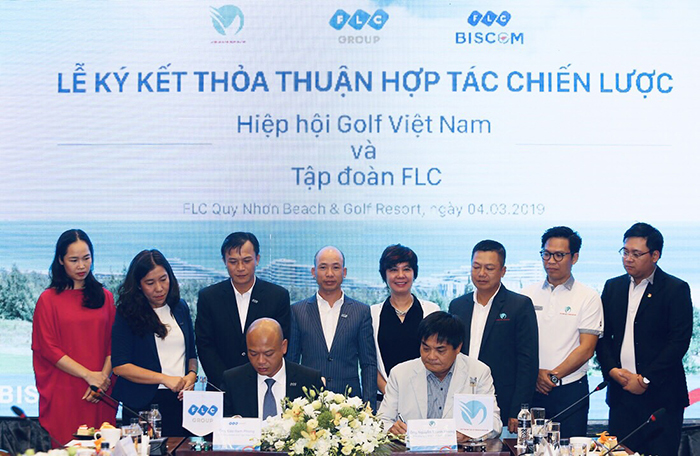  Ông Nguyễn Thanh Phong - Phó chủ tịch Hiệp hội golf Việt Nam và Ông Đào Nam Phong - Phó Tổng Giám đốc Tập đoàn FLC ký kết hợp tác.