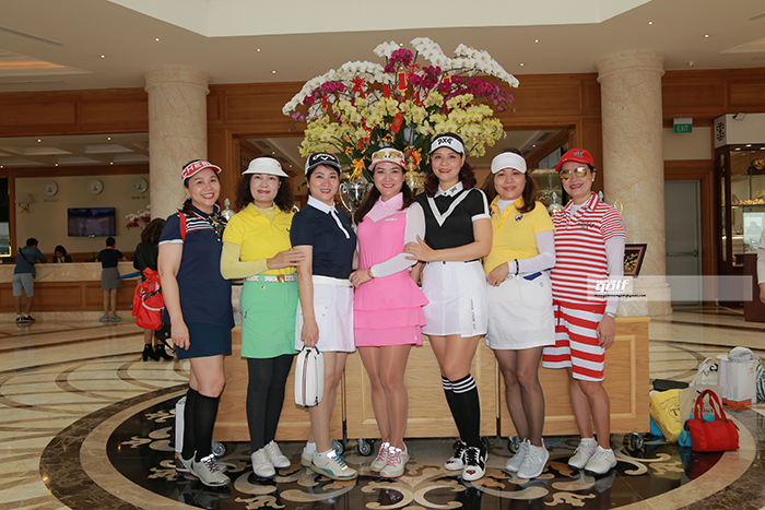 Những golfer Nữ trong những bộ trang phục đầy mầu sắc và gương mặt luôn rạng rỡ