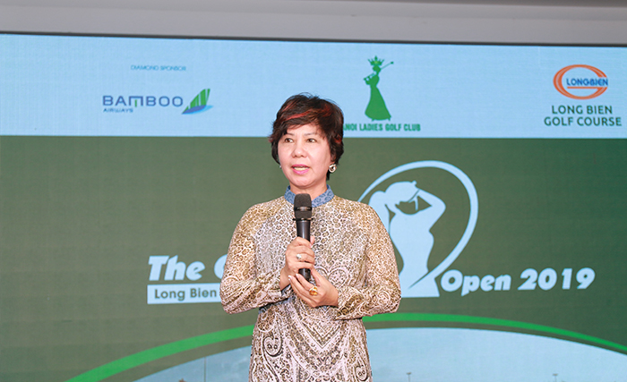 Bà Nguyễn Thị Thu Hà cảm ơn đến những mạnh thường quân, các golfer đã tham dự giải.
