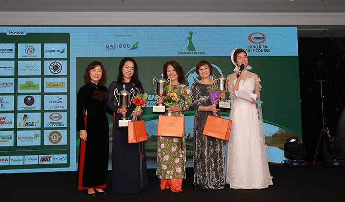 Bà Vũ Vân Yến trao giải cho các golfer giành giải Nhất các bảng