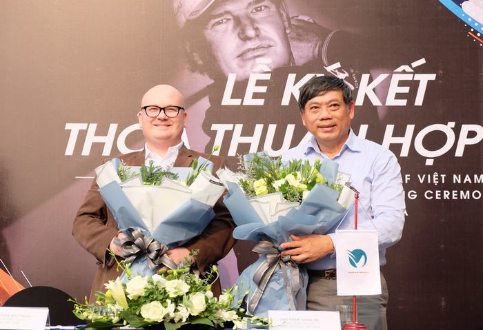 Ông Andrew Matthews – Giám đốc điều hành EPGA (trái) và Ông Phạm Thành Trí – Phó Tổng Thư Ký Hiệp Hội Golf Việt Nam