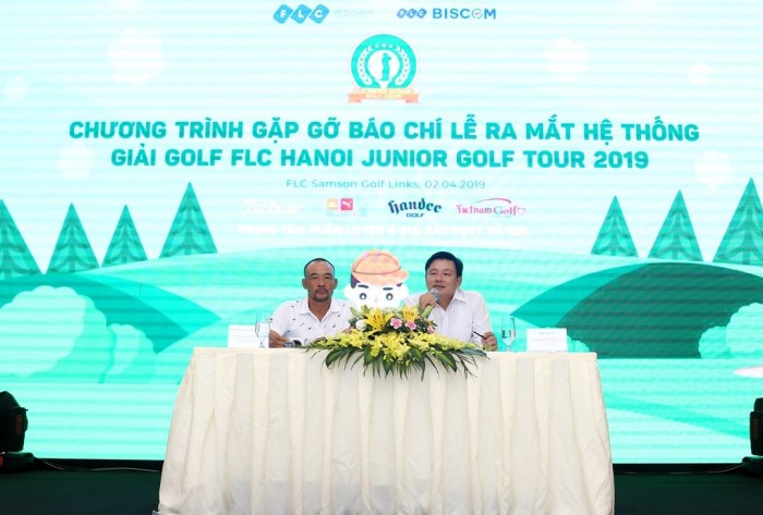 Đại diện từ Tập đoàn FLC - Ông Nguyễn Thanh Tùng (phải) và Trung tâm HLTDTT - Ông Nguyễn Huy Tiến trả lời báo chí