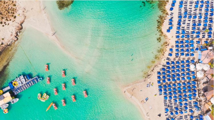 Hòn đảo sở hữu 57 bãi biển được đánh giá Lá Cờ Xanh (blue flag) – một chứng nhận quốc tế về chất lượng các bãi biển dành cho du lịch