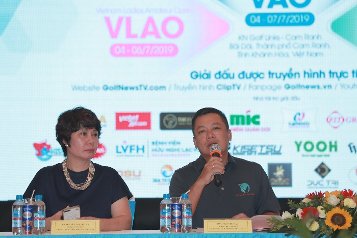 Bà Nguyễn Thị Thu Hà (trái) và Ông Ngô Thế Hào - 2 Phó Tổng thư ký Hiệp hội golf Việt Nam