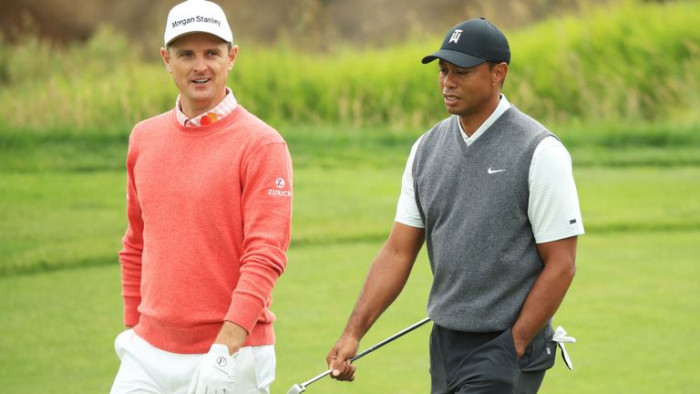 Tiger Woods (phải) có khởi đầu an toàn