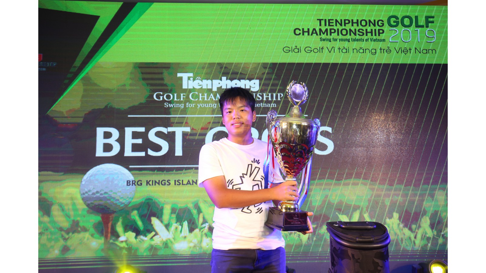 Tiền Phong Golf Championship khép lại thành công rực rỡ với chức vô địch thuộc về golfer Nguyễn Vũ Quốc Anh. Golfer 16 tuổi trở thành golfer thứ 3 có vinh dự được ghi danh trên chiếc Cup luân lưu truyền thống của giải