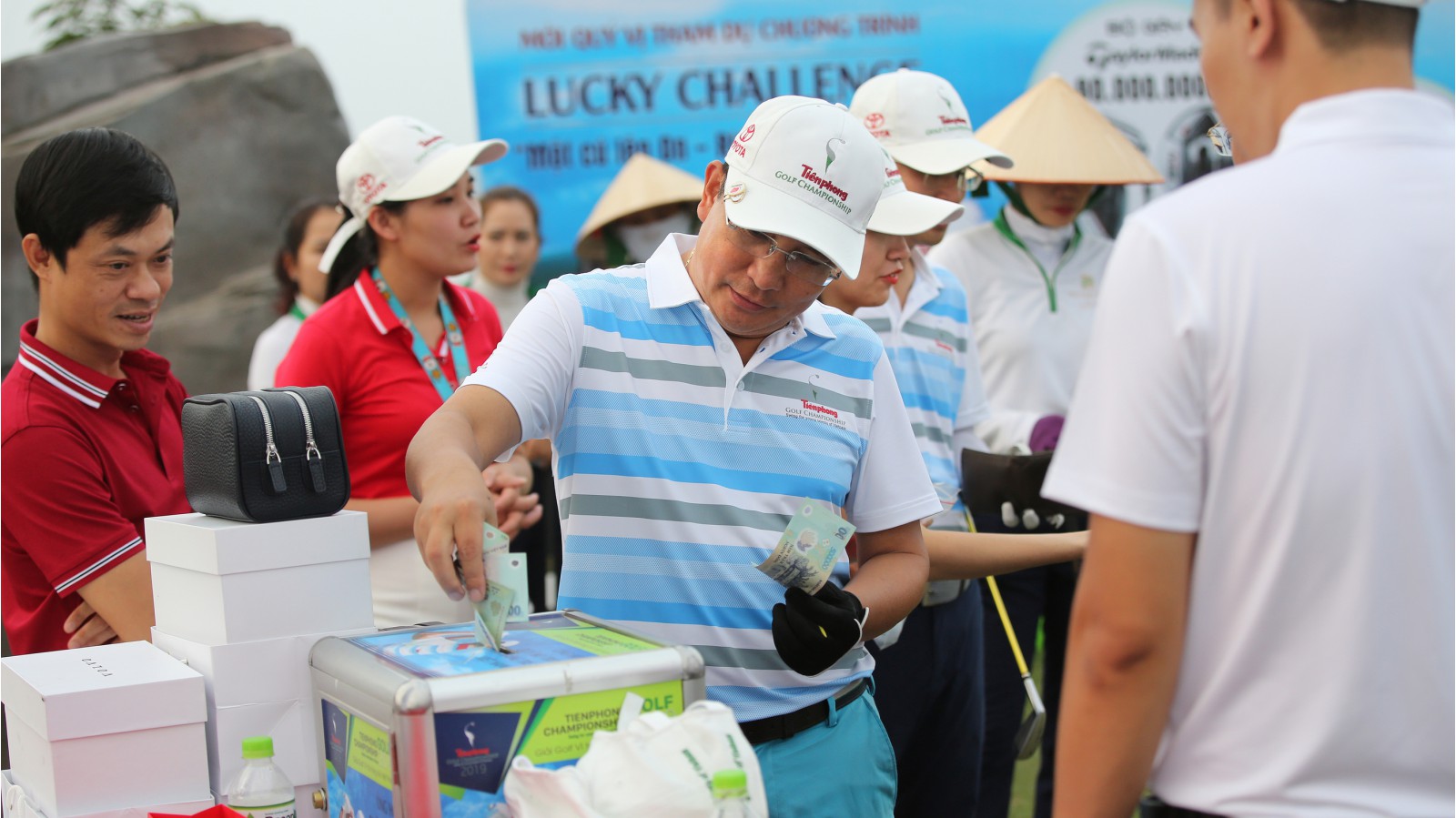Golfer ủng hộ cho Quỹ Hỗ trợ tài năng trẻ khi tham gia thử thách “Lucky Challenge" - "Một cú lên on, ring ngay quà tặng" ở hố số 19 đặc biệt trên sân Kings Course. Cùng với việc có thêm trải nghiệm về hố golf điểm phát bóng nằm trên đỉnh thác nước cao 28m, các golfer còn thể hiện tinh thần trách nhiệm với xã hội khi đóng góp cho Quỹ Hỗ trợ Tài năng trẻ Việt Nam