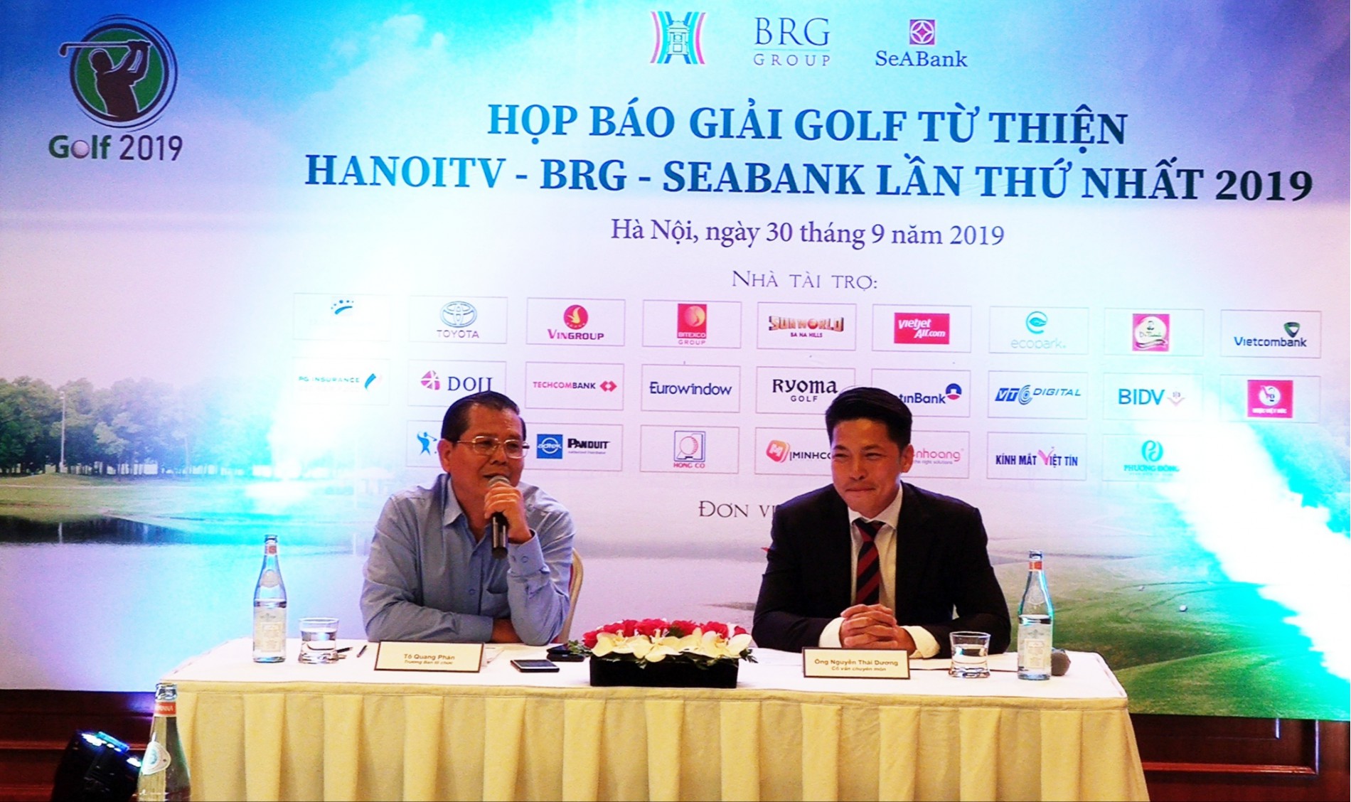 Ông Tô Quang Phán - TGĐ Đài PT-TH Hà Nội, Trưởng BTC giải (trái) và ông Nguyễn Thái Dương - Cố vấn chuyên môn của giải