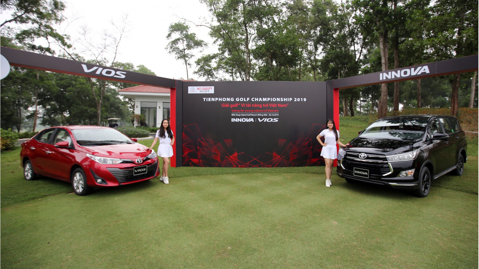Phần thưởng bao gồm hai xe Innova Venturer và Vios 1.5G của hãng Toyota chờ đón golfer may mắn ghi cú HIO tại hố số 6- Par 3 trên sân Kings Course