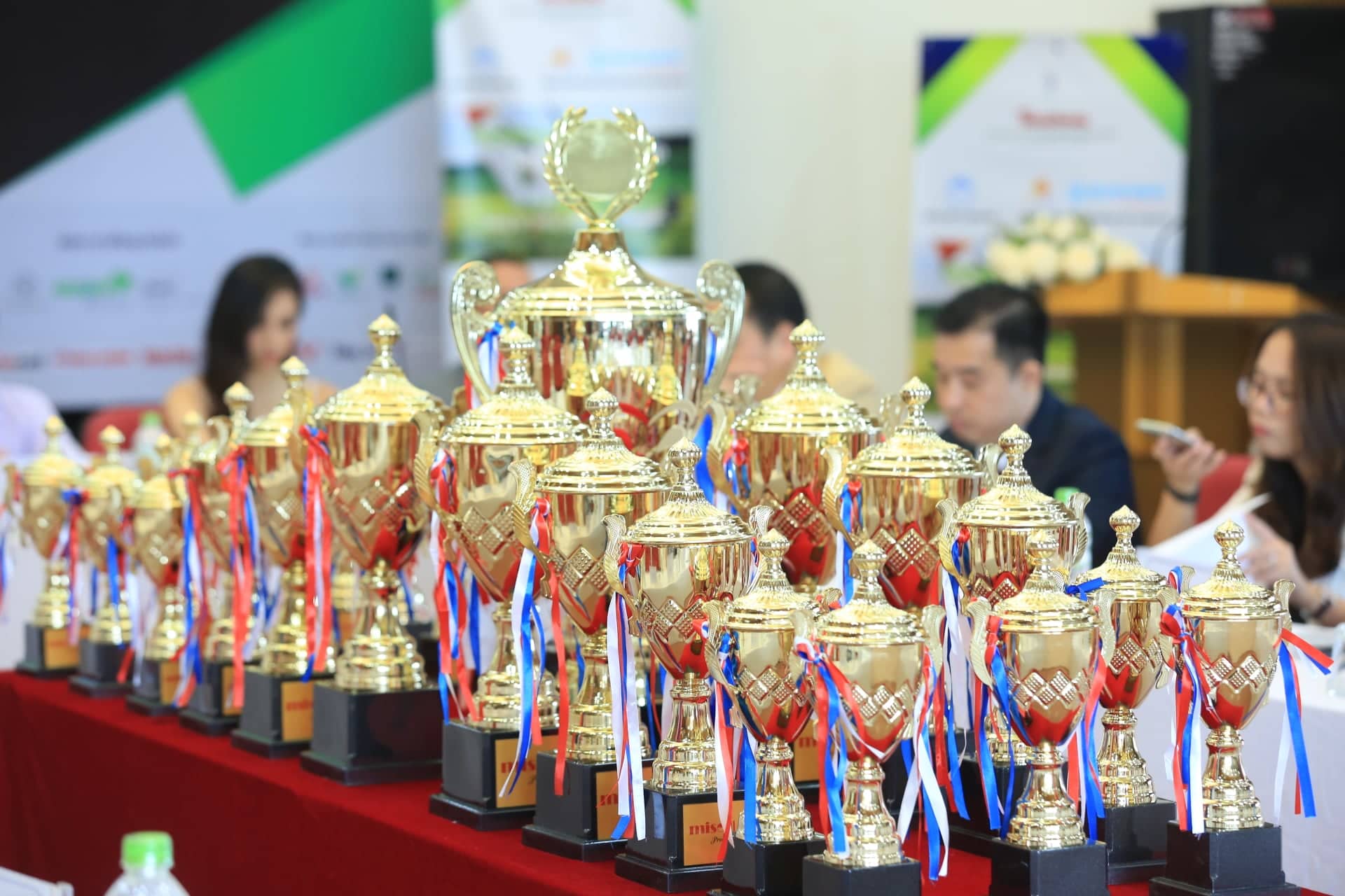 Bộ cúp của Tiền Phong Golf Championship 2019 