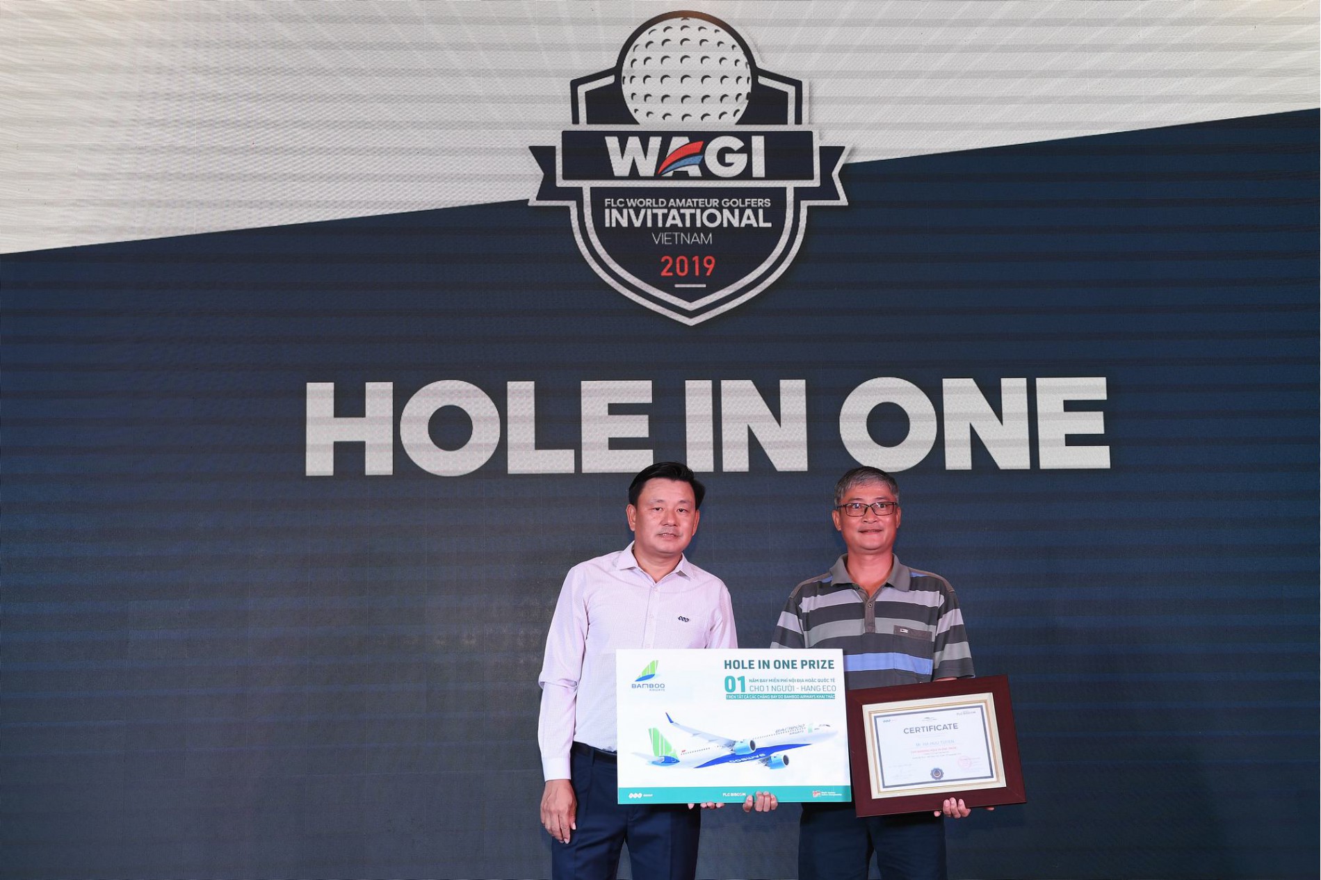Golfer Ha Huu Tuyen received a reward for his HIO.