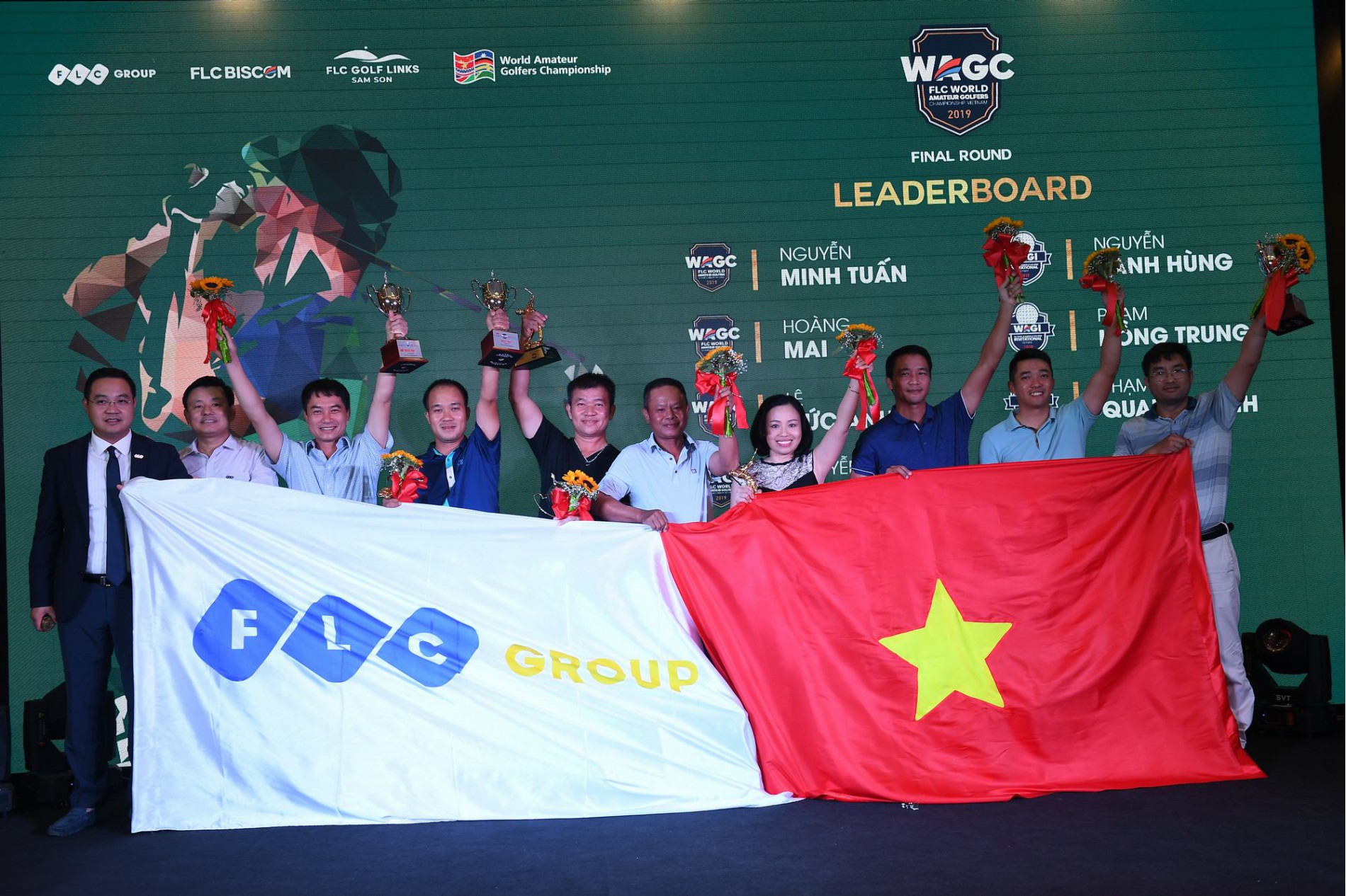 Ông Đỗ Việt Hùng – TGĐ FLC Biscom trao giải cho 8 golfers đại diện cho tuyển Việt Nam tham dự WAGC Thế giới 2019