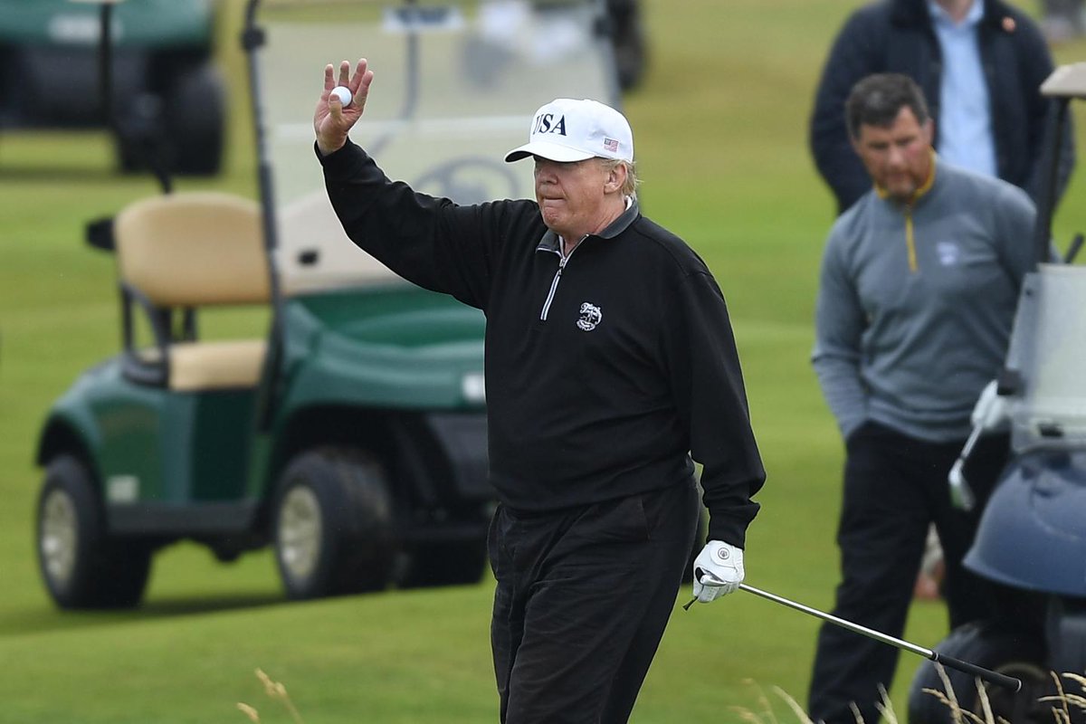 Tổng thống Trump tại sân golf của mình ở Scotland, Anh.