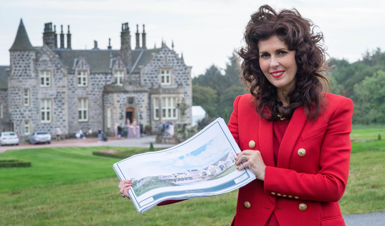 Sarah Malone, Phó Giám đốc điều hành của Trump International Golf Links Scotland cầm trên tay bản kế hoạch xây dựng mới. (Ảnh: Michal Wachucik/Getty Images)