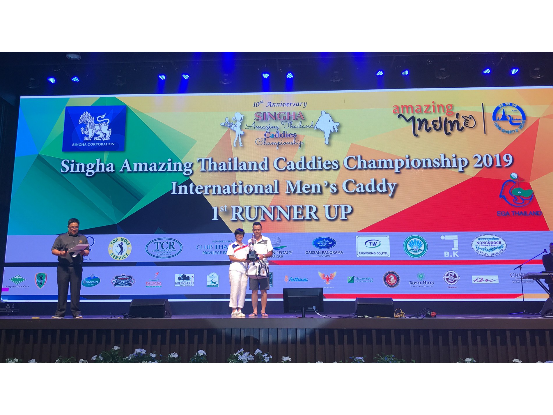 Caddie Nguyễn Chí Thanh lên sân khấu nhận giải