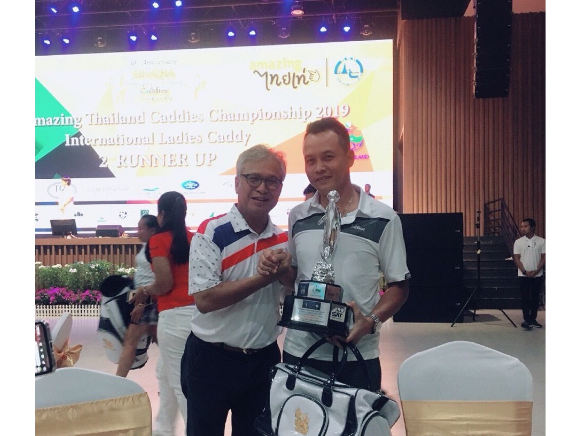 Nguyễn Chí Thanh chụp cùng Trưởng BTC giải Singha Amazing Thailand Caddies Championship