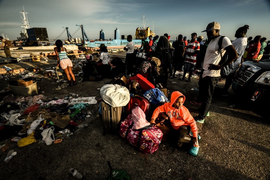 Không có điện và thực phẩm, cư dân đảo Abaco đang hi vọng có thể rời đi khỏi nơi này. (Ảnh: Dom Furore)