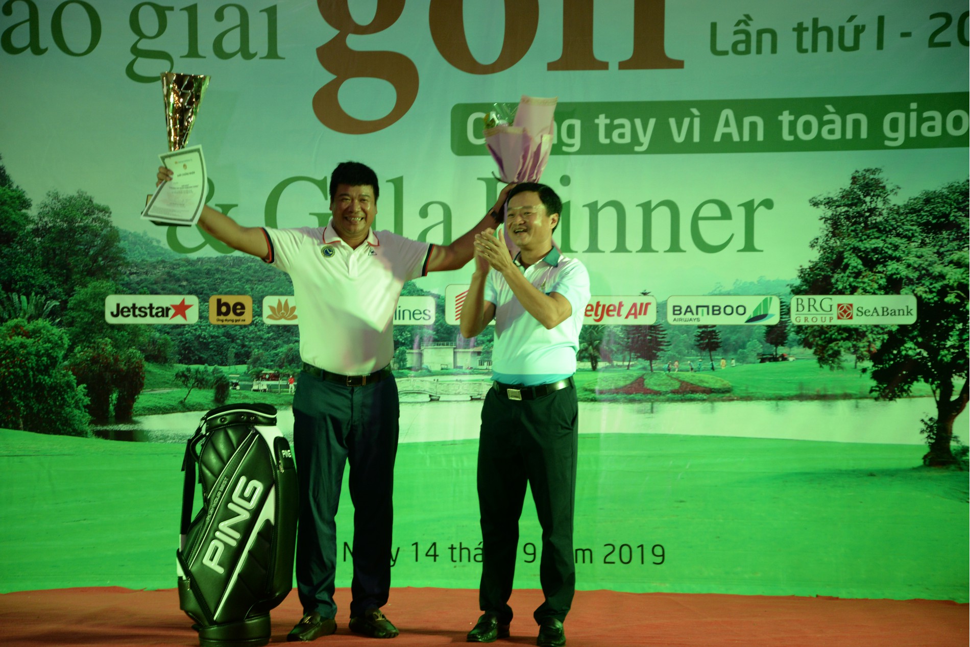 Tổng Biên tập Báo Giao thông Nguyễn Bá Kiên trao giải Best Gross cho golfer Phạm Minh Phúc