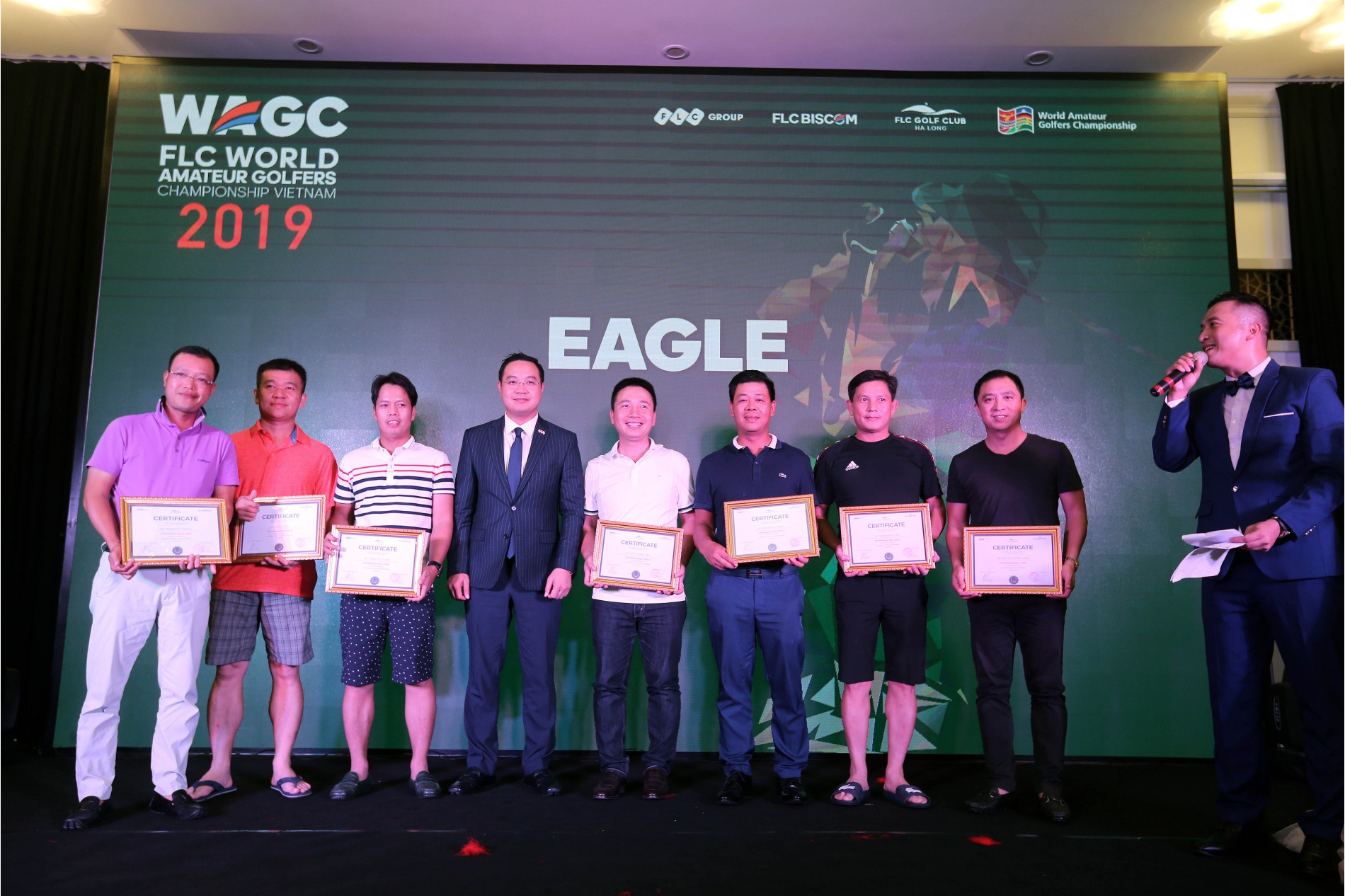 Ông Đỗ Việt Hùng – TGĐ FLC Biscom trao giải cho các golfer đạt giải Eagle