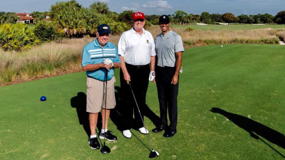 Tổng thống Trump chụp cùng hai huyền thoại golf thế giới. (Ảnh Donald Trump/Twitter)