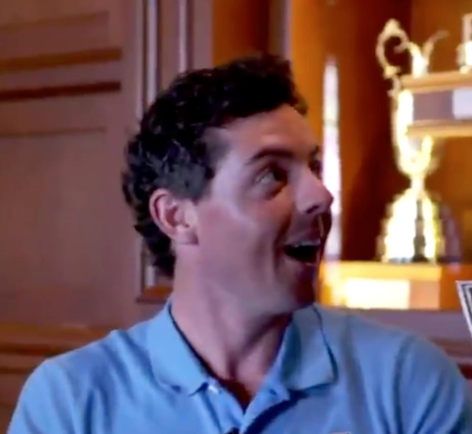 Biểu cảm hài hước của McIlroy khi nghe tin bản thân vừa đạt được thêm một danh hiệu Tay golf xuất sắc nhất năm. (Ảnh cắt từ video)
