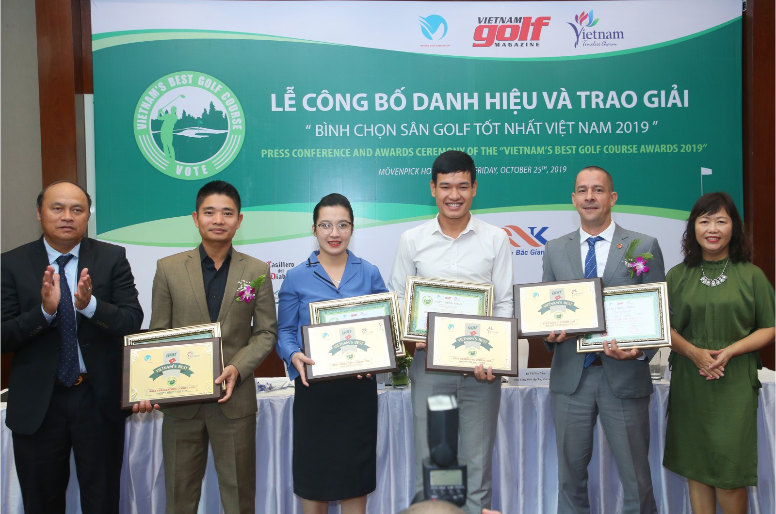  Ông Trương Chí Kiên - Giám đốc Công ty Cổ phần QNK Bắc Giang, chủ đầu tư dự án Sân golf, dịch vụ Yên Dũng (thứ 2 từ bên trái qua) nhận giải thưởng