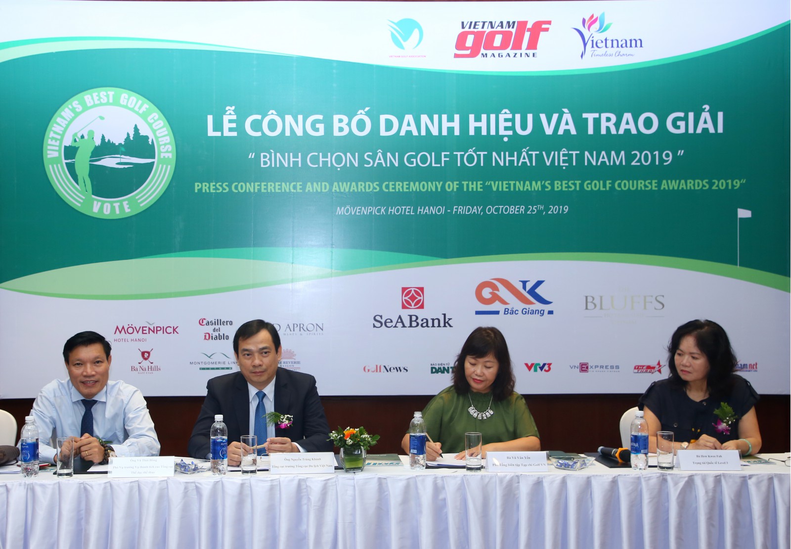 The Organisation Board:(from left to right) Mr. Vu Thai Hong - Vietnam Sports Administration, Mr. Nguyen Trung Khanh - Chairman of Vietnam Administration of Tourism, Mrs. Vu Van Yen - Deputy Editor-in-Chief of Vietnam Golf Magazine, Mrs. Hew Kwee Fah - USGA Accredited Golf Course Raters and R&A Level-3 referees