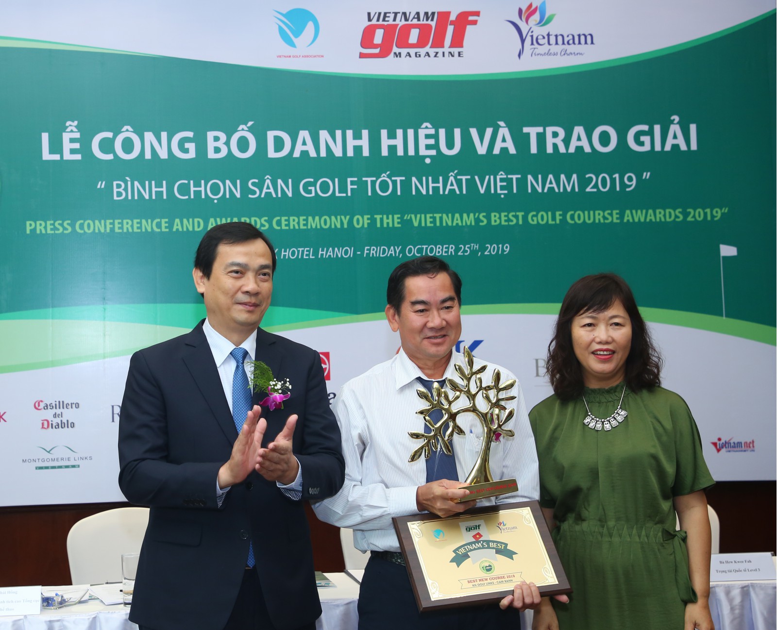 The Organisation Board gave Certificate for Mr. Nguyen Huu Thanh, Deputy GM of KN Golf Links Cam Ranh (the course wins the title "Vietnam's Best New Course 2019"