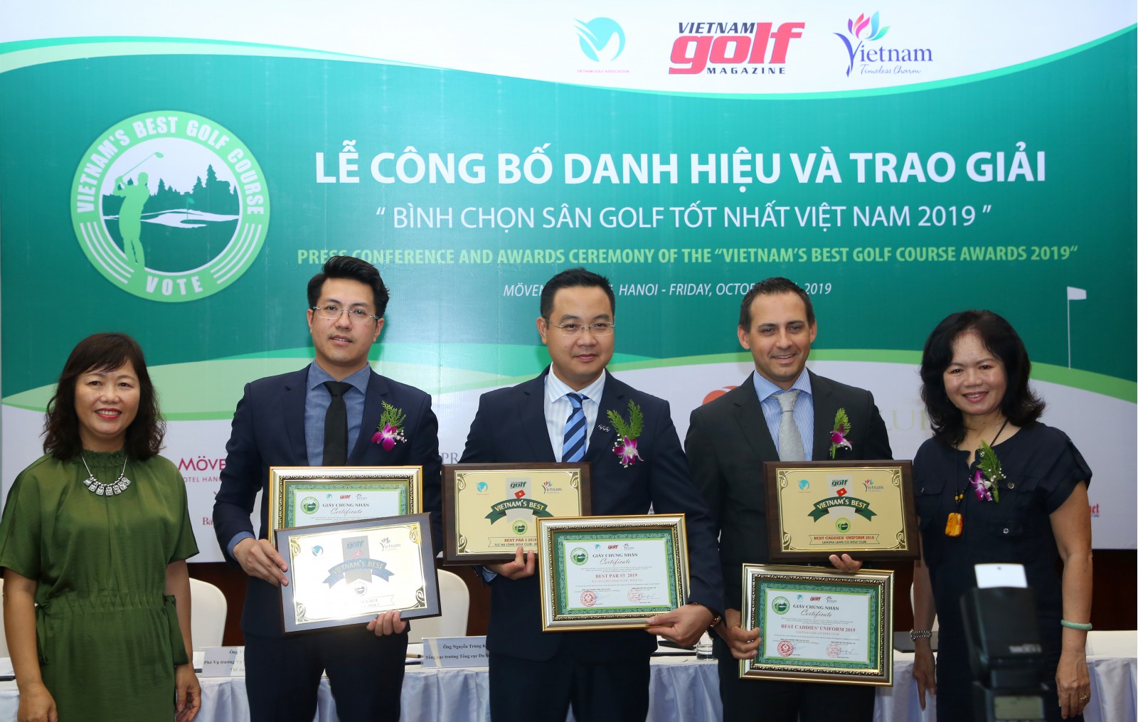 Ông Đỗ Việt Hùng (giữa), Tổng giám đốc FLC Biscom, đại diện sân FLC Golf Club Ha Long nhận danh hiệu Best Par 3 2019