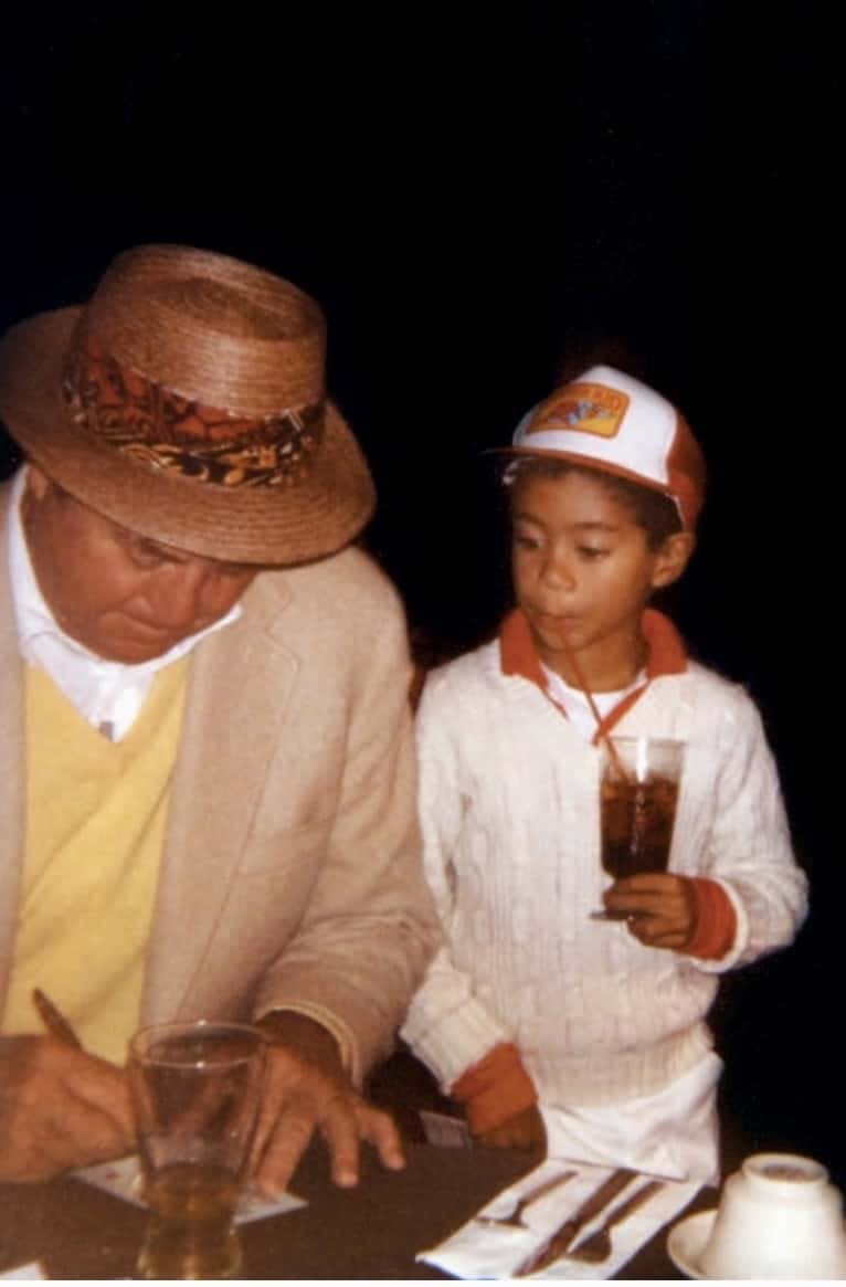 Bức ảnh chụp vào năm 1982, khi huyền thoại Sam Snead đang ký tặng cho cậu bé 6 tuổi Tiger Woods – người sau này đã trở thành người chơi có thành tích đỉnh cao nhất lịch sử golf thế giới. (Ảnh: PGA Tour)