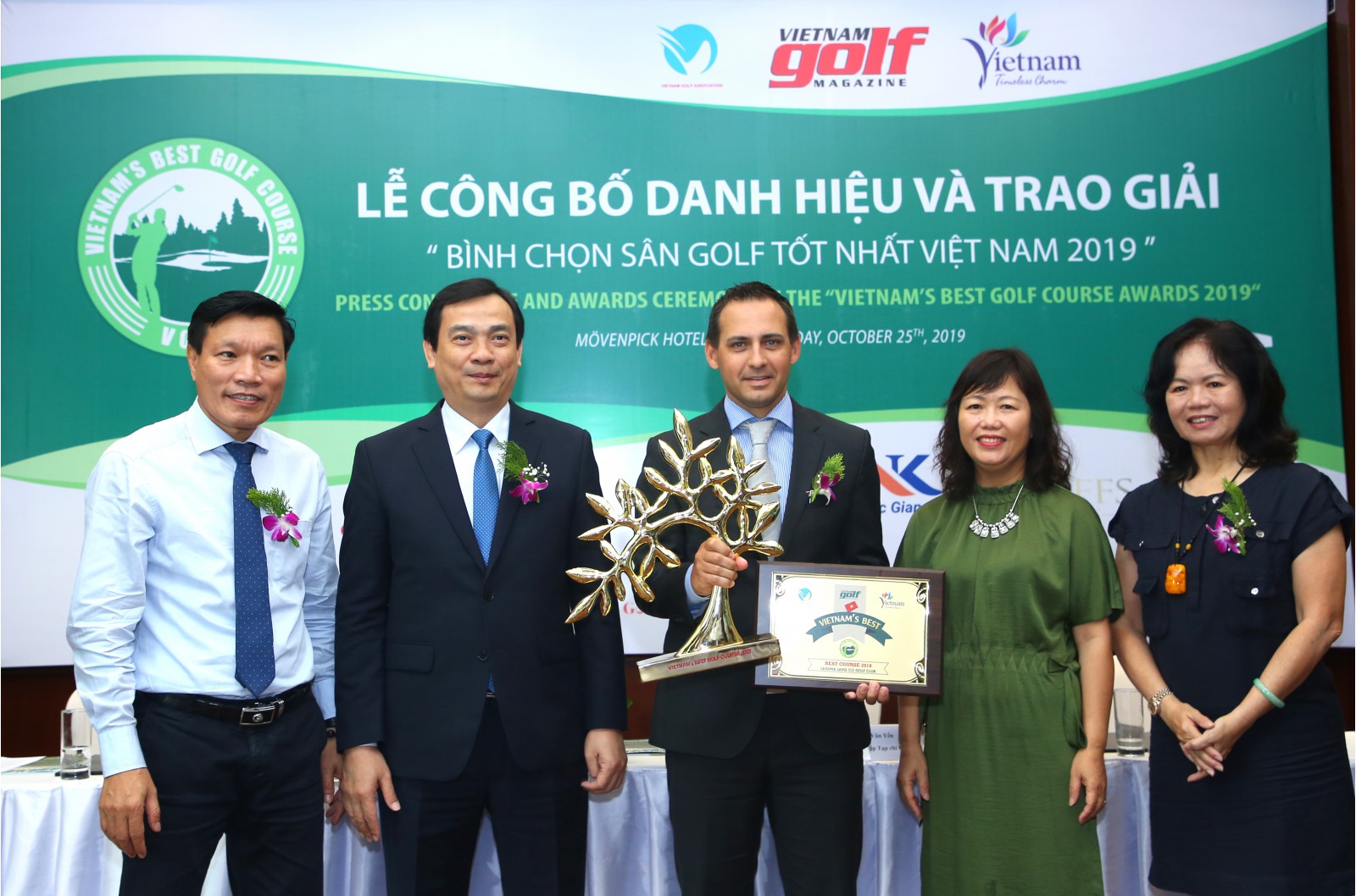 Ông Adam Calver (giữa) – Giám đốc sân Golf Laguna Lăng Cô nhận danh hiệu “Sân golf Tốt nhất Việt Nam 2019”