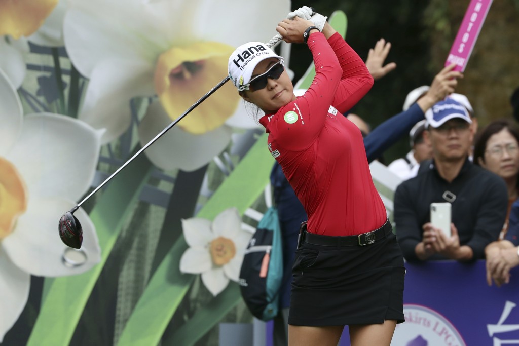 Golfer người Úc Minjee Lee phát bóng tại hố số 2. (Ảnh: AP Photo/Chiang Ying-ying)