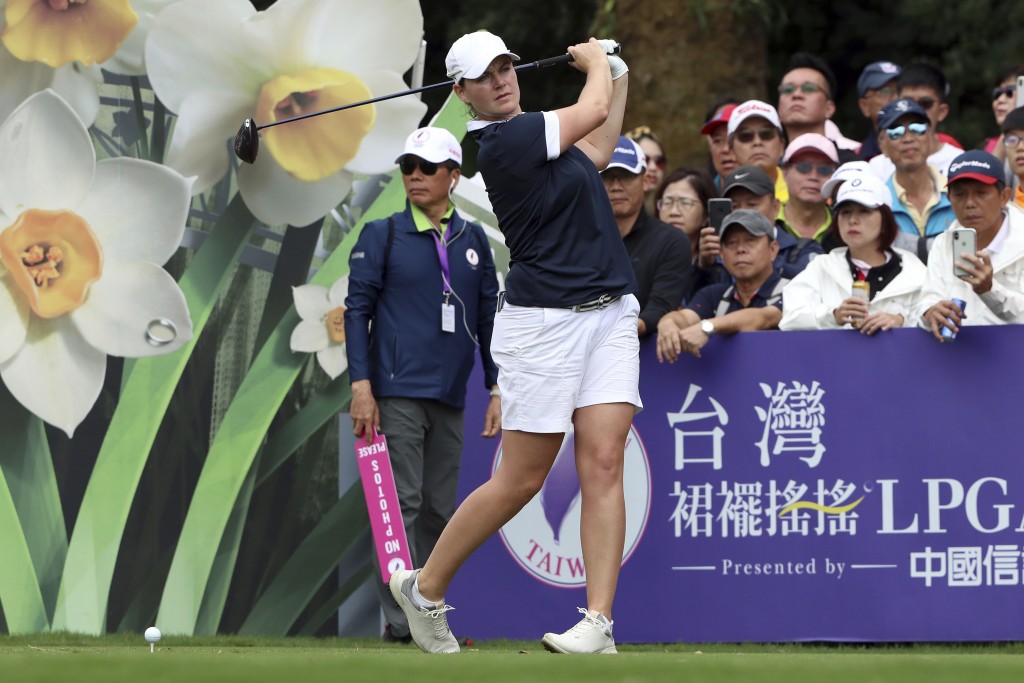 Golfer người Đức Caroline Masson phát bóng tại hố số 2. (Ảnh: AP Photo/Chiang Ying-ying)