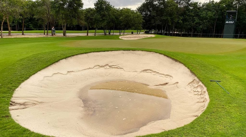 Mưa lớn khiến nhiều vùng bunker trên sân El Camaleon Golf Club ngập nặng.