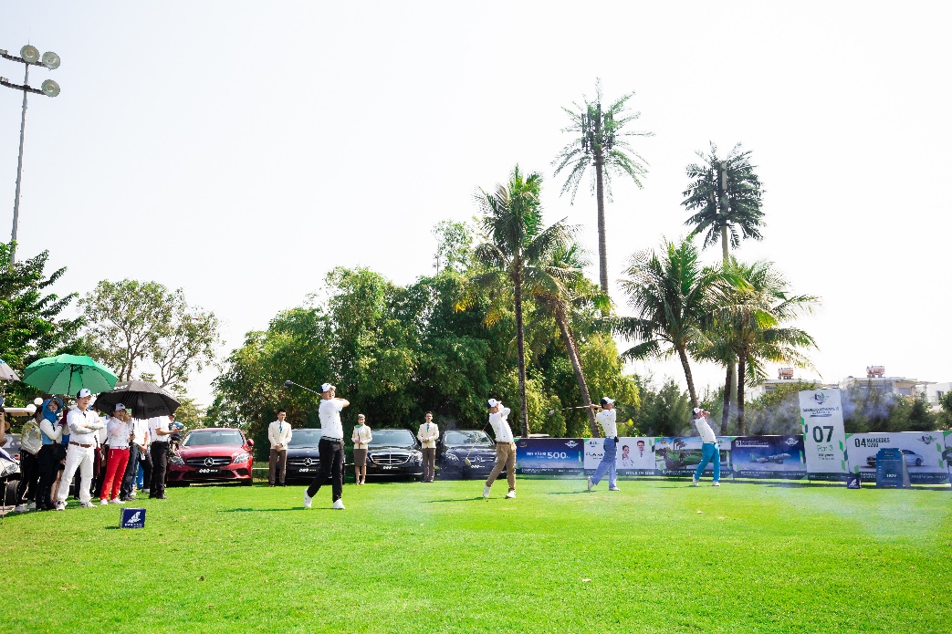 Ông Đỗ Việt Hùng – TGĐ FLC Biscom cùng các golfer phát bóng khai mạc giải Bamboo Airways 18 Tournament