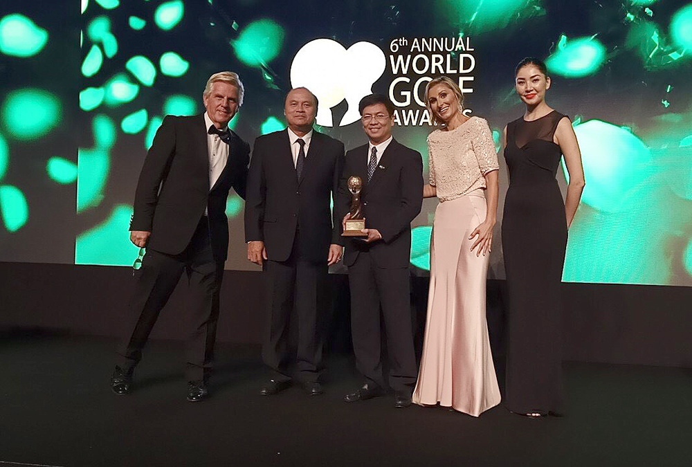 Mr. Dinh Ngoc Duc - Director Manager of Tourism Marketing Department represented Vietnam to receive the award at World Golf Award 2019.