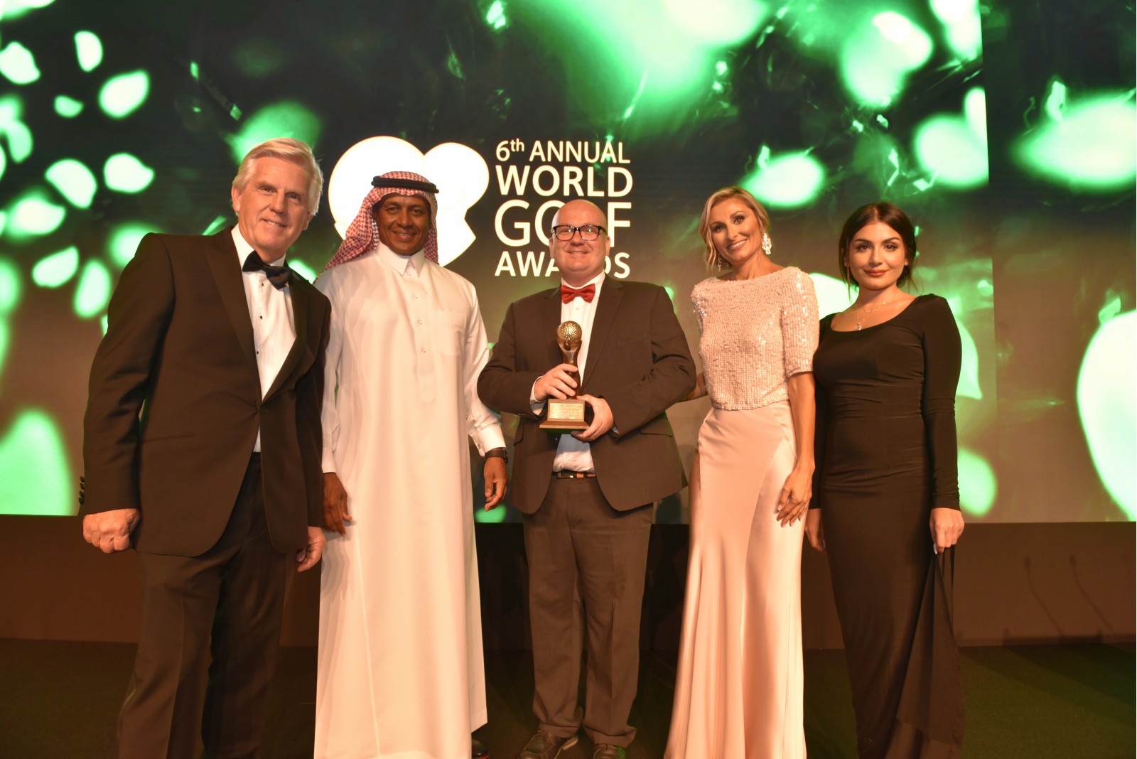 Ông Andrew Matthews (đứng giữa) nhận giải thưởng tại World Golf Awards