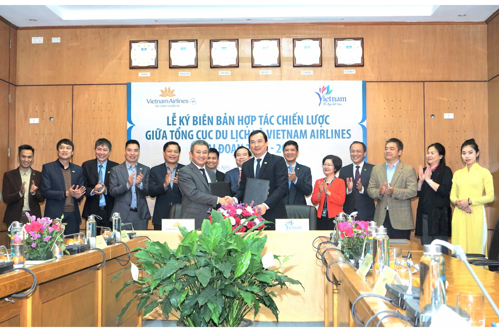 Ông Dương Trí Thành - Tổng giám đốc Vietnam Airlines (trái) và ông Nguyễn Trùng Khánh - Tổng cục trưởng TCDL (phải) ký kết Biên bản hợp tác chiến lược giai đoạn 2020-2022 về quảng bá, xúc tiến du lịch