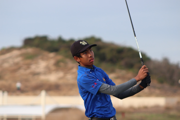 Nam golfer trẻ Pongsapak  Laopakdee đến từ Thái Lan đang tạm xếp vị trí thứ 2, cách biệt 1 gậy so với vị trí dẫn đầu