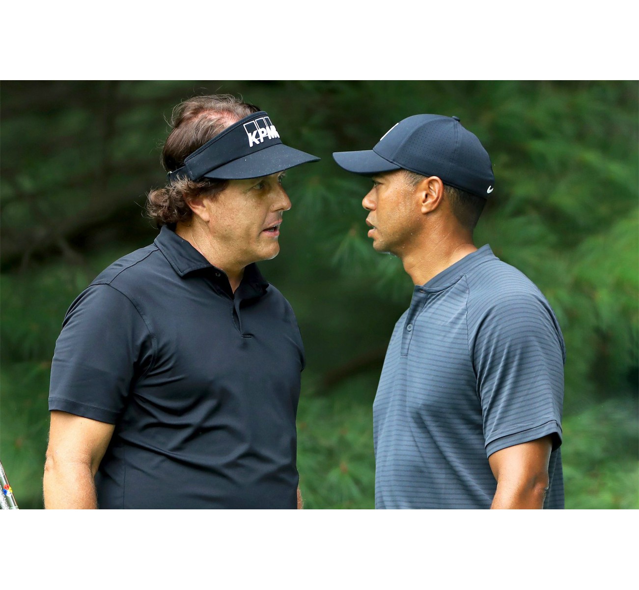 Phil Mickelson và Tiger Woods là 2 gương mặt sở hữu khối tài sản lớn nhất làng golf. (Ảnh: Getty Images)