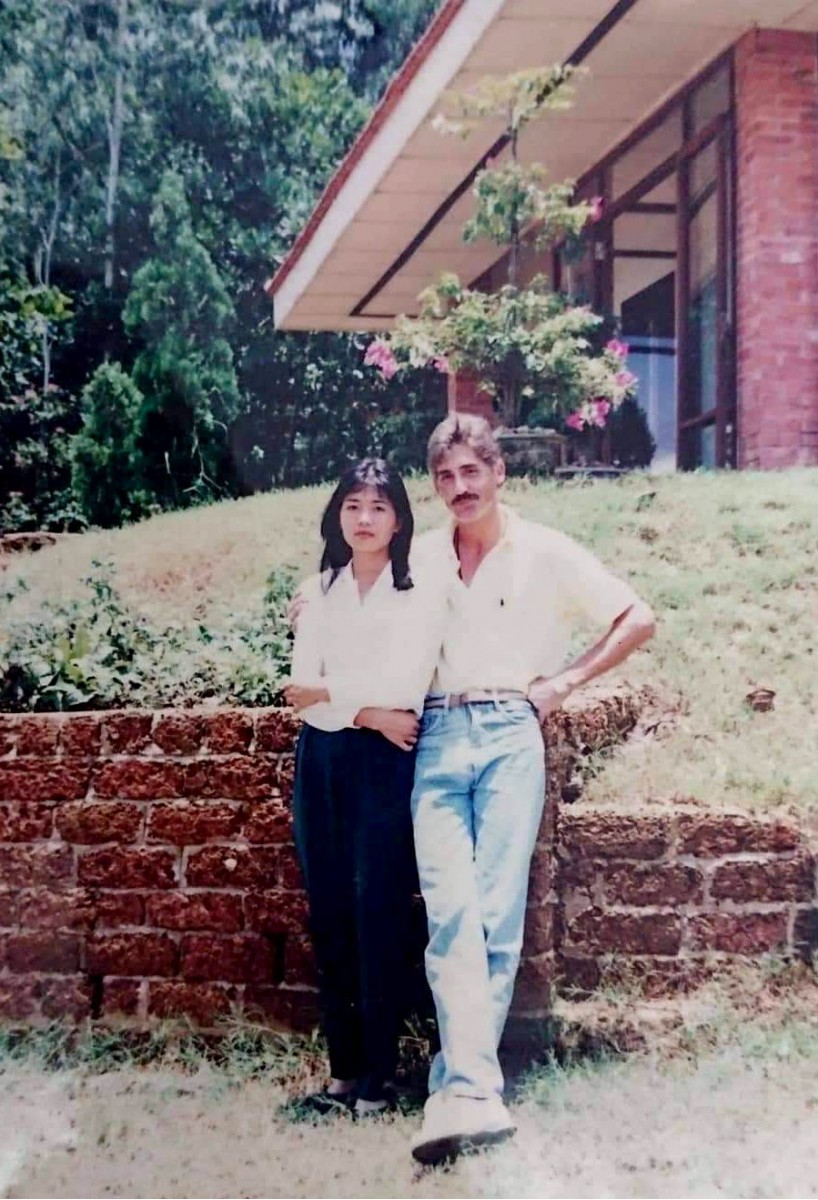 Robert và vợ tại sân golf Đồng Mô năm 1994