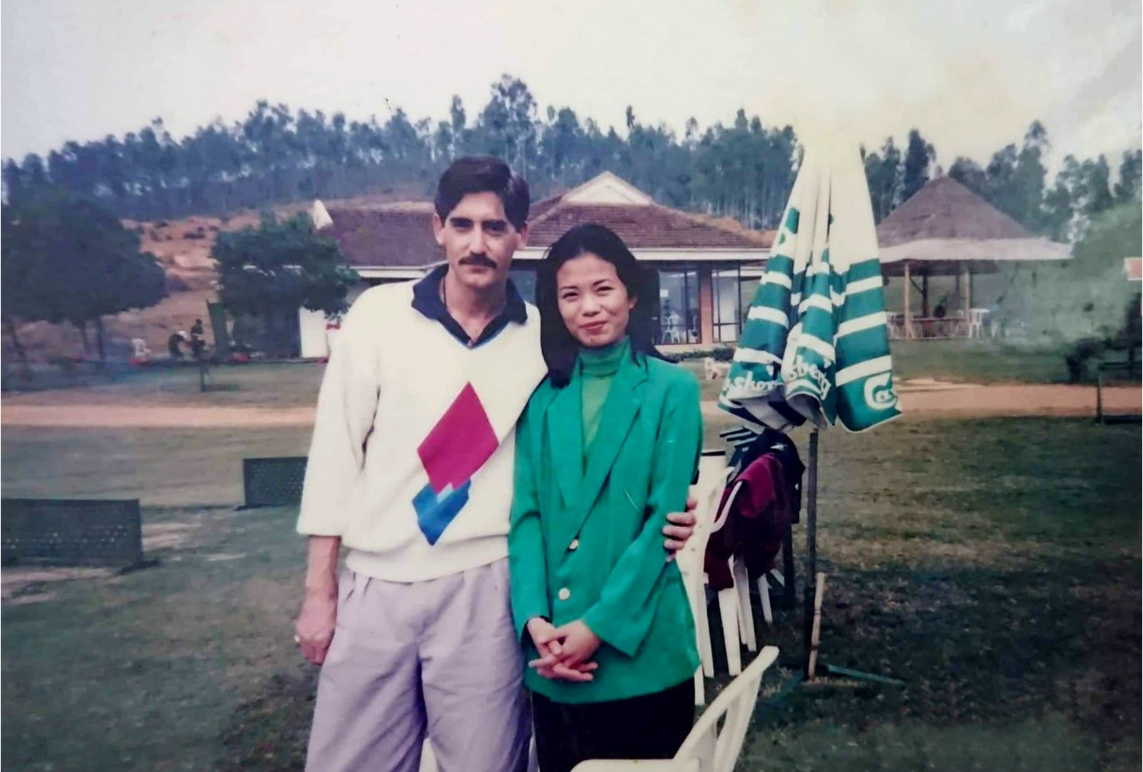 Robert và vợ tại sân golf Đồng Mô năm 1994