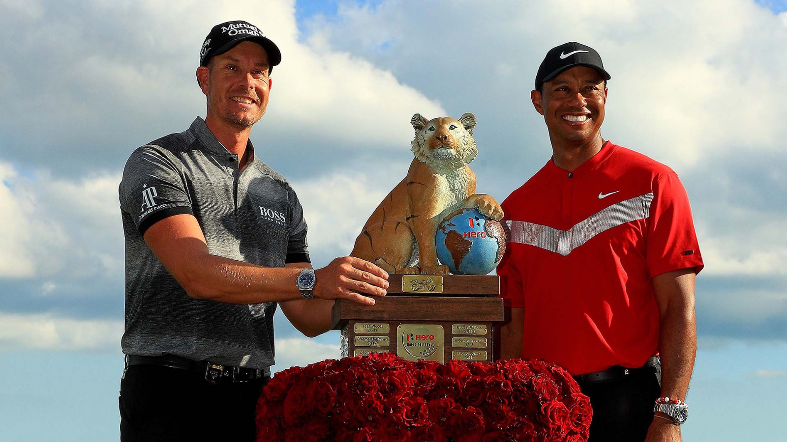 Nhà vô địch Henrik Stenson cùng host của sự kiện Tiger Woods. (Ảnh: Getty Images)