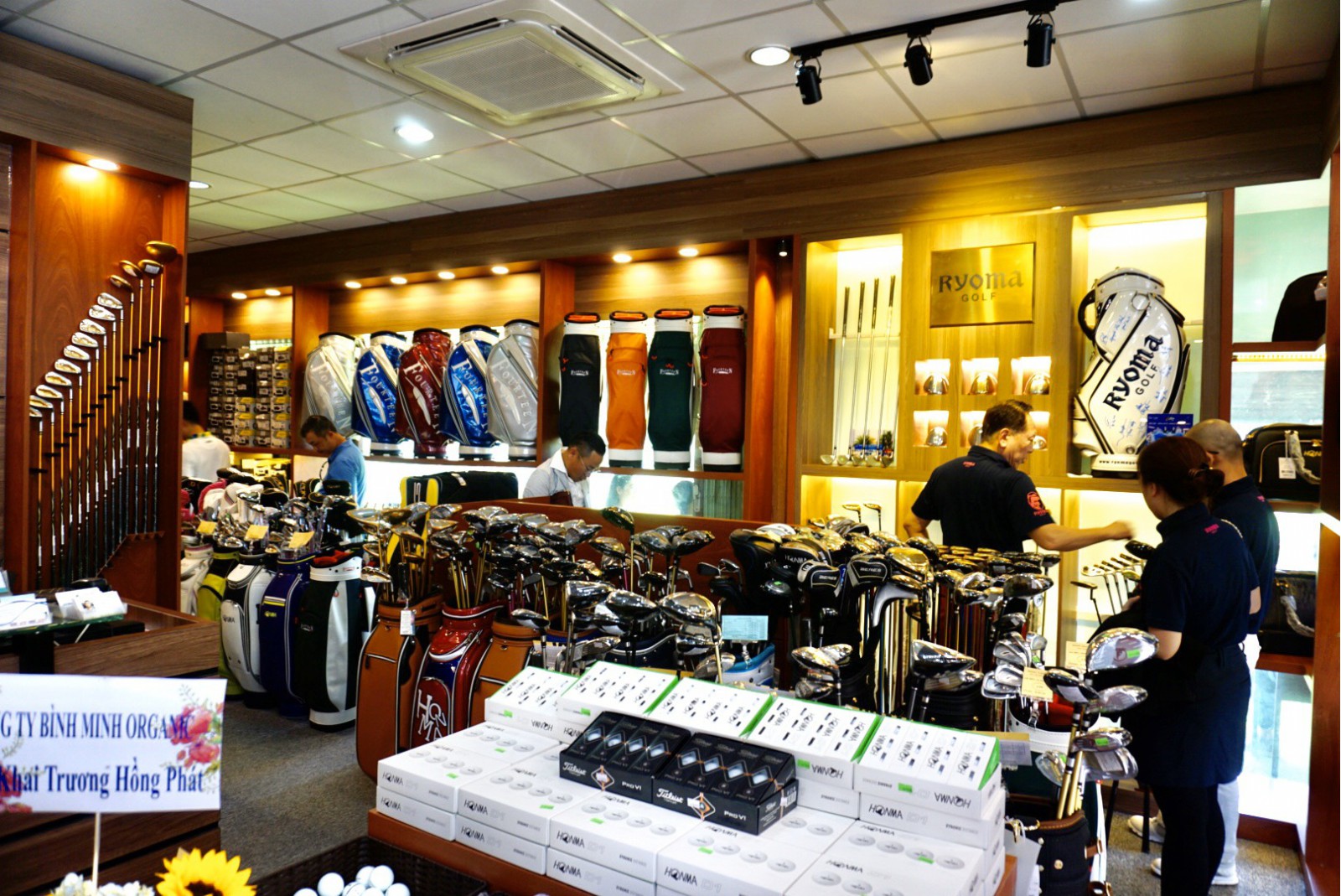 Proshop trưng bày đa dạng các dòng sản phẩm golf, đặc biệt các thương hiệu đến từ Nhật