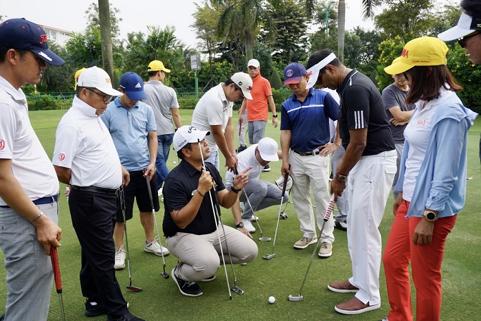 Golfer Mark Khan cảm nhận rất hiệu quả từ các bài học kỹ thuật của thầy Pro coach Pompetch Sarabuddhi 