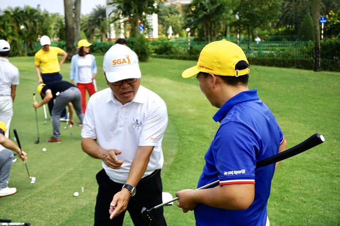 Golf Pro Ngô Thanh Sơn nhấn mạnh hơn các kỹ thuật putt cho mỗi học viên