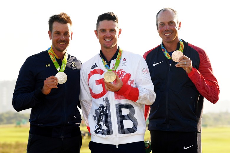 Justin Rose của Anh chụp hình lưu niệm với tấm huy chương vàng, Henrik Stenson (trái) của Thụy Điển với HC bạc và Matt Kuchar của Hoa Kỳ với huy chương đồng sau vòng chung kết golf cho nam tại Thế vận hội Olympic Rio 2016. (Ross Kinnaird/Getty Images)