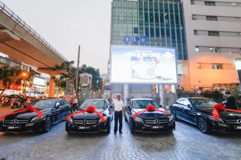 Golfer Trần Huy Cương nhận giải HIO là 4 xe hơi hạng sang với tổng giá trị gần 10 tỉ đồng tại Bamboo Airways 18 Tournament.